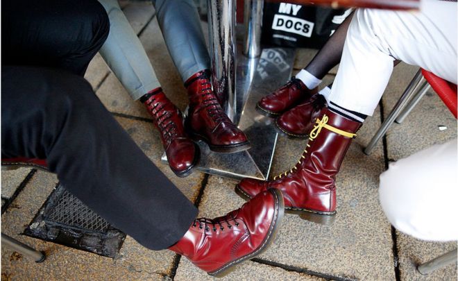 Различные стили обуви доктора Мартенса носят во время Великого Воссоединения скинхедов 7 июня 2015 года в Брайтоне, Англия. Воссоединение скинхедов уже пятый год с трехдневным празднованием субкультуры скинхедов в Брайтоне