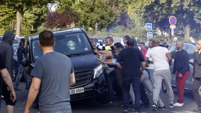 Демонстранты в Париже пытаются опрокинуть автомобиль