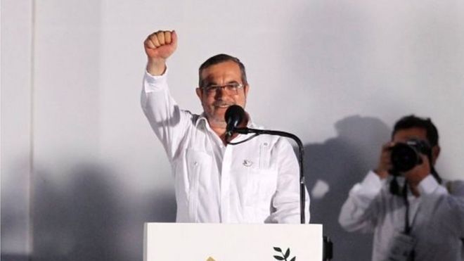 Лидер повстанцев Фарка Родриго Лондоно, более известный под псевдонимом Тимоченко, жестами обращается к аудитории в Картахене, Колумбия, 26 сентября 2016 года