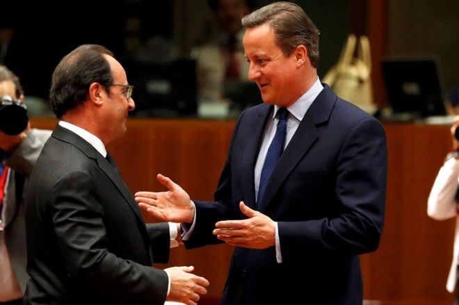 Премьер-министр Великобритании Дэвид Кэмерон (справа) с президентом Франции Франсуа Олландом в Брюсселе, 28 июня