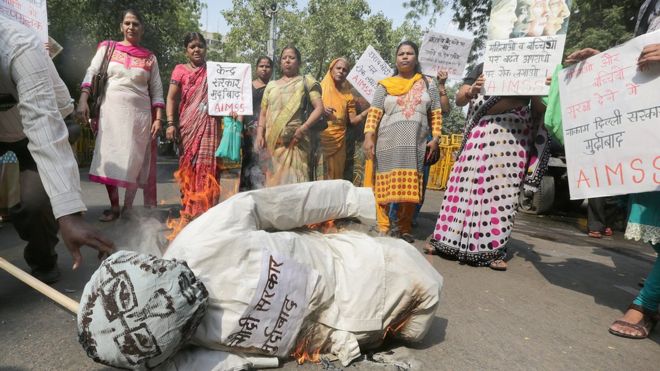 Активисты прессы о большей безопасности для женщин и детей в Дели