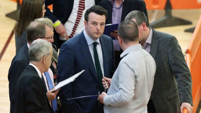 Лидер SDLP Колум Иствуд проверяет цифры по счету Фойла