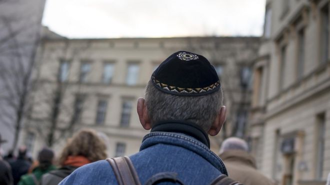 Человек носит кипу, когда он принимает участие в молчаливом марше в честь 75-й годовщины погромов Хрустальной ночи 9 ноября 2013 года в Берлине, Германия