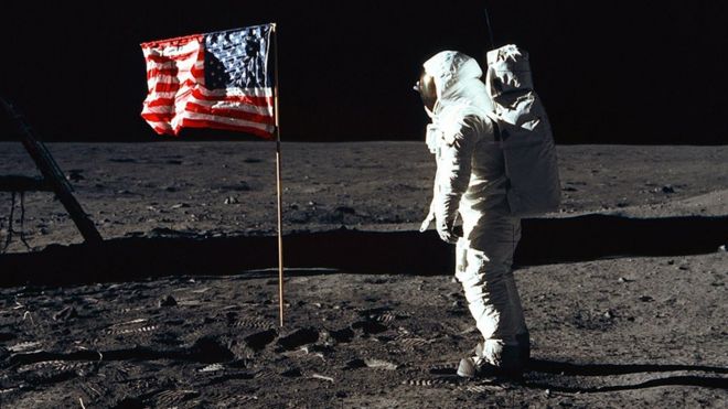 Базз Олдрин с флагом США на Луне 20 июля 1969 года