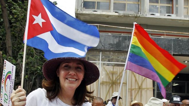 Мариела Кастро принимает участие в марше, где сотни кубинцев протестуют против гомофобии и за права геев в 2017 году в Гаване, Куба.