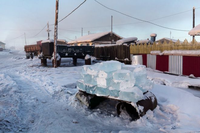 Чтобы обеспечить потребление воды в деревне, мужчины рассекают глыбы льда в реке и доставляют их жителям. Каждый дом имеет свой запас воды, хранящийся снаружи в штабелях ледяных глыб.