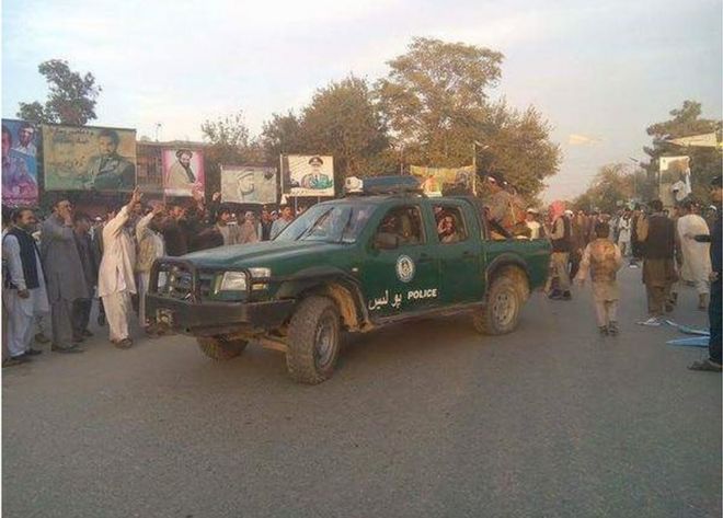 Tweet от Афганистана Официальный представитель талибов Забихулла Муджахид демонстрирует бойцов в Кундузе с полицейской машиной