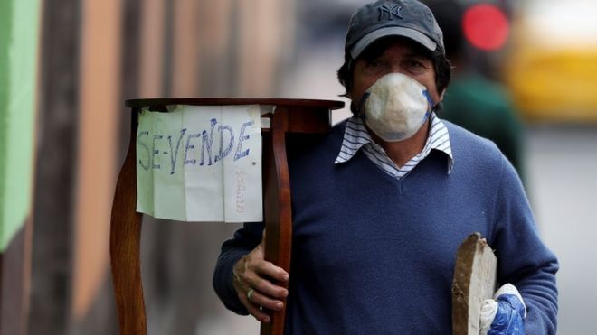 Un hombre de Ecuador vende una mesa.