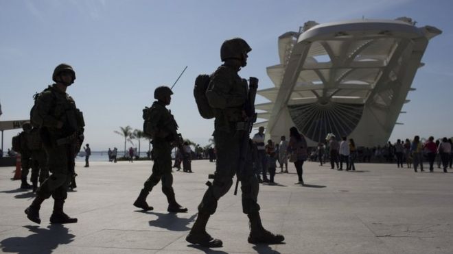 Солдаты патрулируют возле Музея завтрашнего дня в Рио-де-Жанейро, Бразилия (09 июля 2016 года)