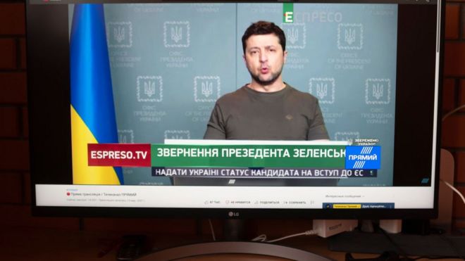 Pantalla de computadora mostrando a Zelensky durante un discurso.