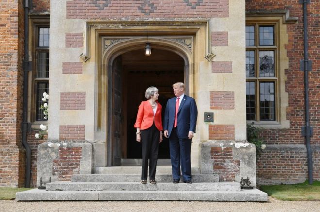 Президент Дональд Трамп и премьер-министр Тереза ??встречаются у порога Шашки в Бакингемшире