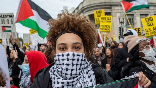 متظاهرة داعمة للفلسطينيين في الولايات المتحدة