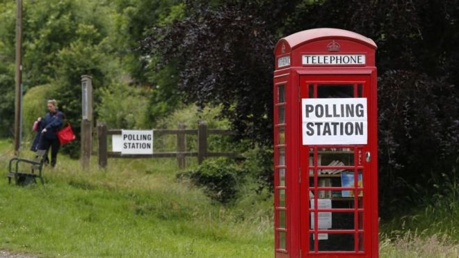 В одному з округів на заході Лондона виборчу дільницю облаштували в телефонній будці