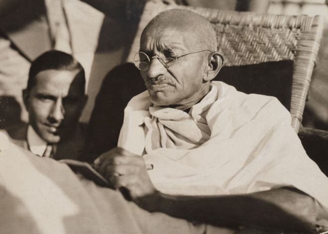 Махатма Ганди, изображенный на борту «Раджпутана» в 1931 году