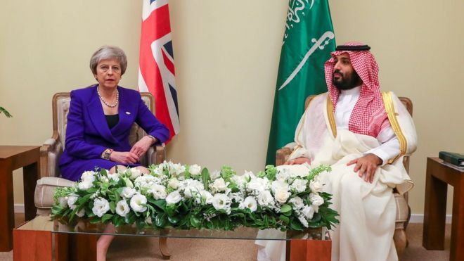 Премьер-министр Великобритании Тереза ​​Мэй и наследный принц Саудовской Аравии Мохаммед бен Салман сидят вместе во время саммита Группы 20