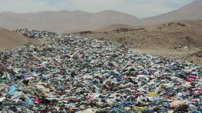 Montanha de roupas no deserto do Atacama