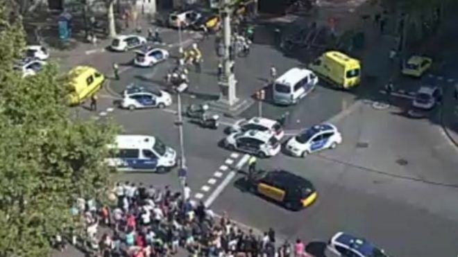 紧急救援当局敦促公众远离加泰罗尼亚广场。