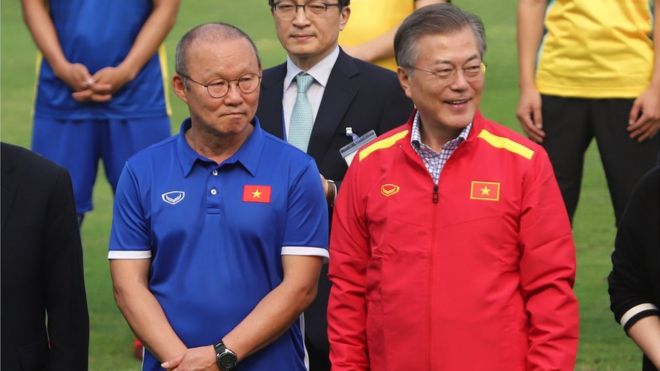 Huấn luyện viên Park Hang-Seo (trái)