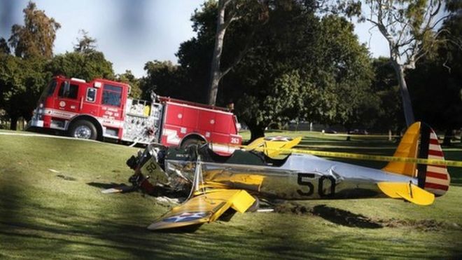 Разбитый самолет Харрисона Форда на поле для гольфа Penmar, Венеция, Калифорния 5 марта 2015 года