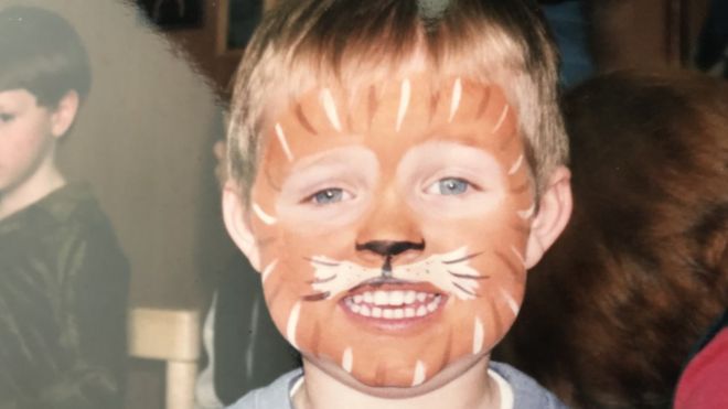 Коннер Маршалл в детстве с лицом, нарисованным как тигр