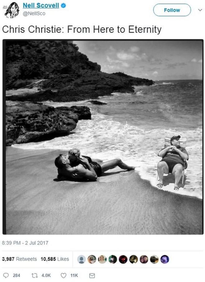 Черно-белая фотография Криса Кристи, лежащего в шезлонге, наложенного на сцену из фильма «Отсюда в вечность», где Берт Ланкастер целует Дебору Керр в прибой