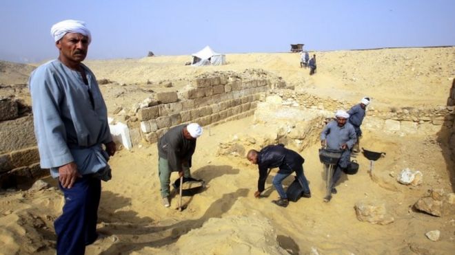 Египетские рабочие раскопок работают возле могилы жрицы Старого Царства на плато Гиза на южной окраине Каира, Египет, 3 февраля 2018 года.