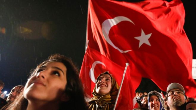 Сторонники президента Турции Тайипа Эрдогана празднуют в Стамбуле 16 апреля