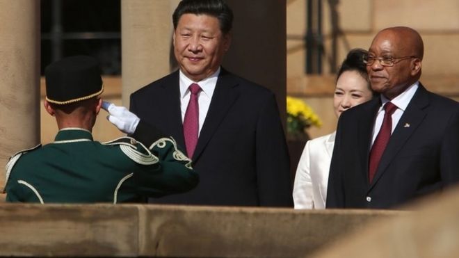 Президент Китая Си Цзиньпин (слева) стоит перед почетным караулом в окружении президента ЮАР Джейкоба Зумы (справа) в здании Юнион Билдингс в Претории во время начала его официального визита в Южную Африку 2 декабря 2015 года