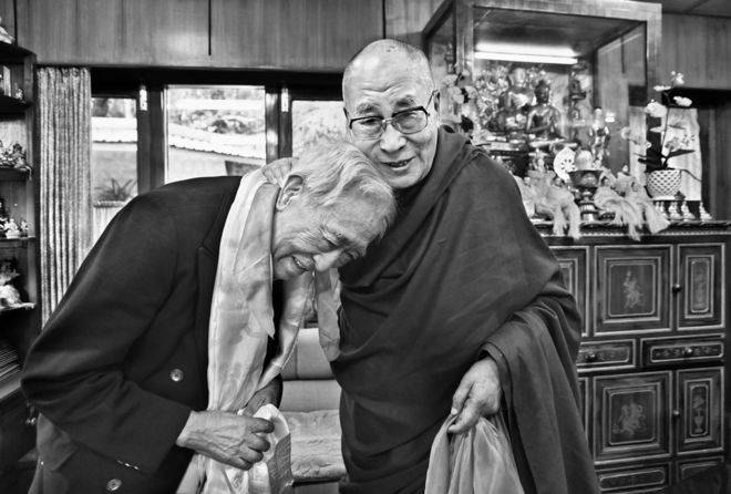 Во время празднования 80-летия Его Святейшества во всем мире 6 июля 2015 года тибетцы праздновали у себя дома в Дхарамсале своих братьев и сестер, их детей и внуков на обед.