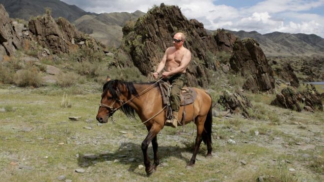Vladimir Putin ngực trần cưỡi ngựa