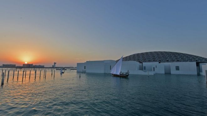 Общий вид показывает часть музея Лувр Абу-Даби, спроектированного французским архитектором Жаном Нувелем 8 ноября 2017 года перед открытием музея на острове Саадият в столице эмирата.