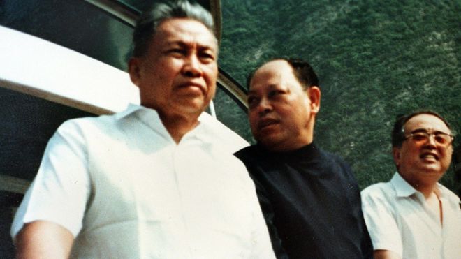 Пол Пот (слева) в Камбодже в конце 1970-х годов