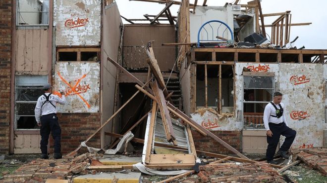 Спасатели обыскивают обрушившийся жилой комплекс в Техасе после урагана Харви.