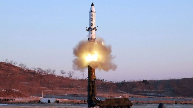 Запуск средней дальнобойной баллистической ракеты Pukguksong-2 средней дальности в неизвестном месте в Северной Корее. 12 февраля 2017