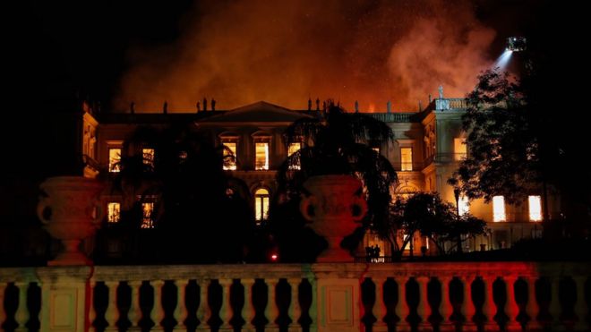 Общий вид Национального музея Рио-де-Жанейро, одного из старейших в Бразилии, поскольку он поглощен огнем из-за крупного пожара, в Рио-де-Жанейро, Бразилия, 2 сентября 2018 года.