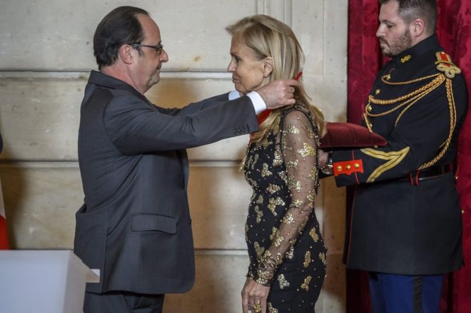 Президент Франции Франсуа Олланд (слева) награждает Почетный легион (Legion d'Honneur) послу США во Франции Джейн Хартли (справа) в Елисейском президентском дворце в Париже, Франция, 16 января 2017 года