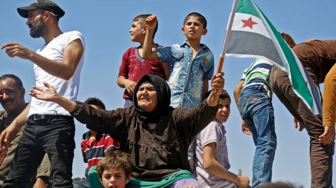 Сирийские демонстранты выкрикивают лозунги в знак протеста против правительства Сирии и России в удерживаемом повстанцами городе Маарат-ан-Нуман, провинция Идлиб (31 августа 2018 года)
