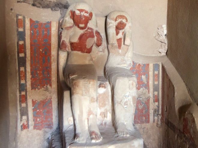 Резная статуя из песчаника с изображением владельца гробницы Аменемхата, сидящего на высоком заднем стуле рядом со своей женой в недавно обнаруженной гробнице в некрополе Драа-Абул-Нагаа, Западный берег Луксора, в 700 км к югу от Каира,