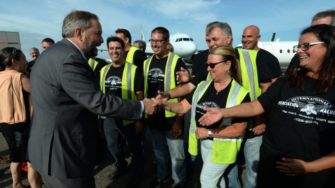 Лидер ПНР Томас Малкэйр пожимает руку работникам аэрокосмической отрасли, когда он останавливает кампанию в Монреале во вторник, 8 сентября 2015 года.