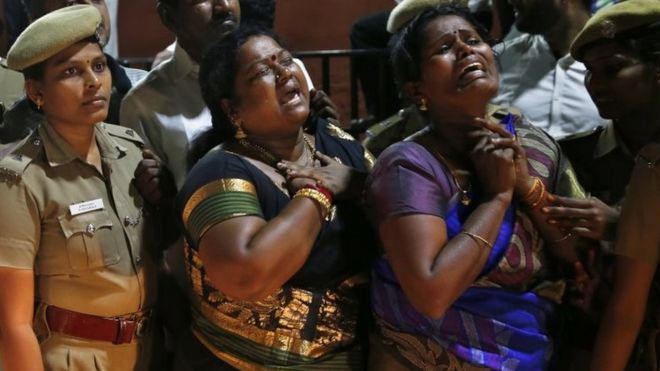 Сторонники J Jayalalitha плачут возле больницы в Ченнаи, Индия.Фото: 6 декабря 2016 г.