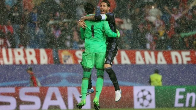 Real Madrid'in kaptanı Sergio Ramos kaleci Keylor Navas ile finale çıkmanın sevincini yaşıyor