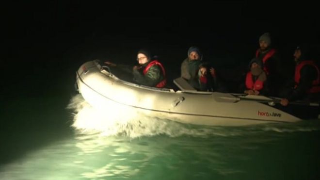 Шесть человек на лодке заявили, что они иранцы