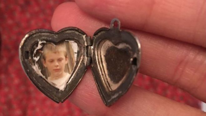 Медальон Фионы Лихи, найденный в Оксфаме с фотографией маленького мальчика
