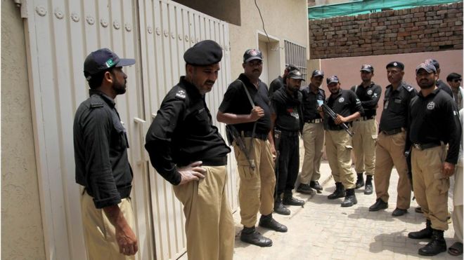 Пакистанские полицейские возле дома Кандель Белуд после ее убийства