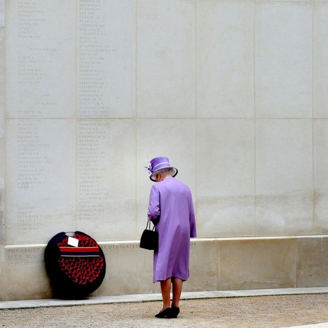 Королева возлагает венок к стене Мемориала Вооруженных сил, где вписаны более 15 000 военнослужащих и женщин, убитых при исполнении служебных обязанностей после окончания Второй мировой войны