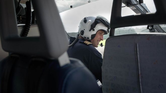Принц Уильям пилотирует воздушную скорую помощь
