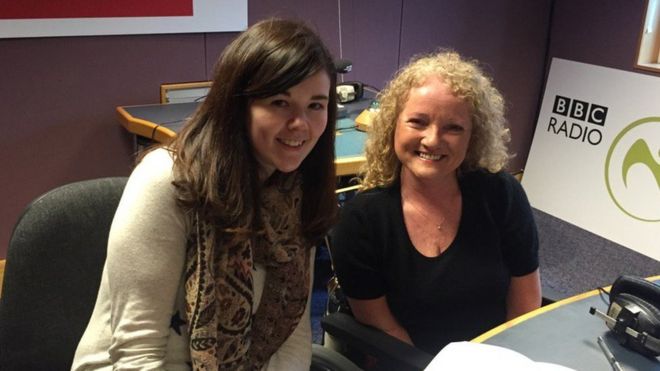 Ведущая The BBC Radio Ольстера The Sunday News Джейн Маккормак с участником кампании Талидомид Ким Фентон