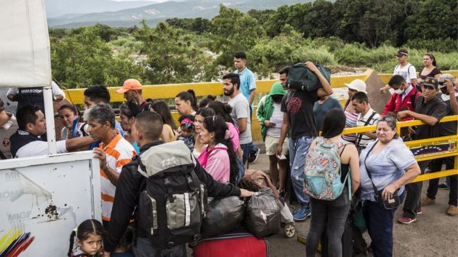 Мигранты пересекают границу в Кукуте, Колумбия