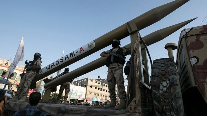 Militantes de Hamás disparan un misil Qassam en Rafah, al sur de Gaza, en 2016.