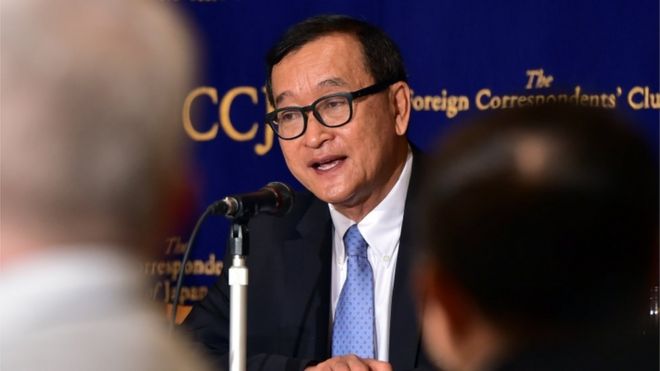 Главный оппозиционер Камбоджи Президент Национальной партии спасения Камбоджи Сэм Рейнси беседует с журналистами в Токио 10 ноября 2015 года.